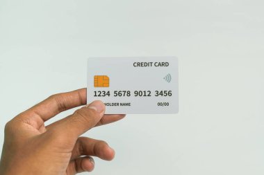 İş ve finans kavramı için beyaz arka planda el ele tutuşan kredi kartı