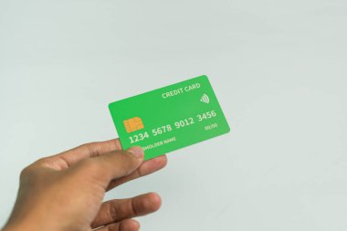 İş ve finans kavramı için beyaz arka planda el ele tutuşan kredi kartı