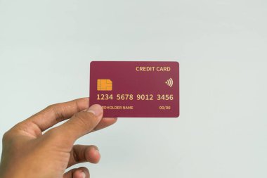 İş ve finans kavramı için beyaz arka planda el ele tutuşan kredi kartı