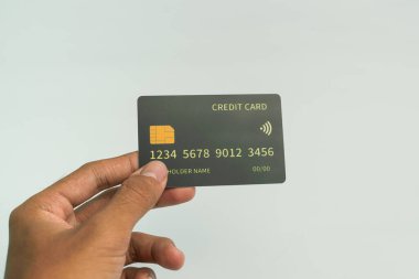 İş ve finans kavramı için beyaz arka planda el ele tutuşan kredi kartı