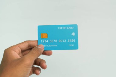 İş ve finans kavramı için beyaz arka planda el ele tutuşan kredi kartı