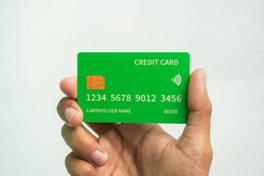 İş ve finans kavramı için beyaz arka planda el ele tutuşan kredi kartı