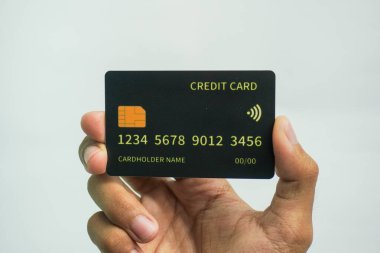 İş ve finans kavramı için beyaz arka planda el ele tutuşan kredi kartı