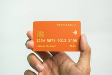 İş ve finans kavramı için beyaz arka planda el ele tutuşan kredi kartı