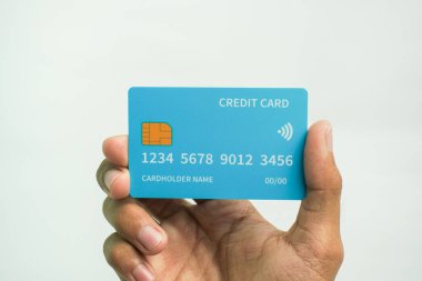 İş ve finans kavramı için beyaz arka planda el ele tutuşan kredi kartı