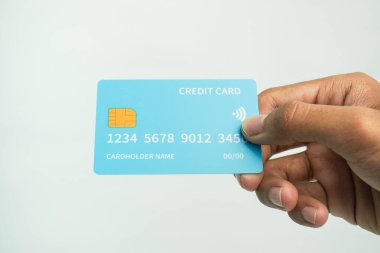 İş ve finans kavramı için beyaz arka planda el ele tutuşan kredi kartı