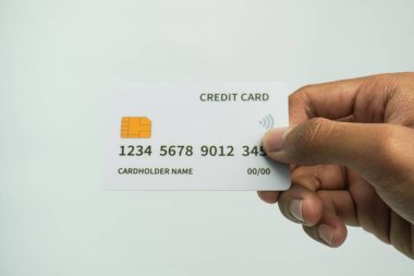 İş ve finans kavramı için beyaz arka planda el ele tutuşan kredi kartı