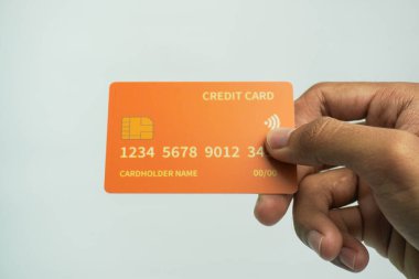 İş ve finans kavramı için beyaz arka planda el ele tutuşan kredi kartı