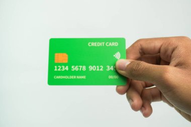 İş ve finans kavramı için beyaz arka planda el ele tutuşan kredi kartı