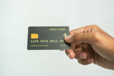 İş ve finans kavramı için beyaz arka planda el ele tutuşan kredi kartı