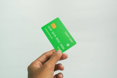 İş ve finans kavramı için beyaz arka planda el ele tutuşan kredi kartı