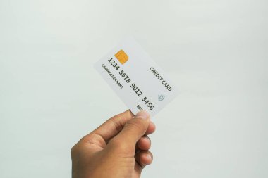 İş ve finans kavramı için beyaz arka planda el ele tutuşan kredi kartı