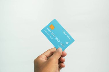 İş ve finans kavramı için beyaz arka planda el ele tutuşan kredi kartı