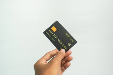 İş ve finans kavramı için beyaz arka planda el ele tutuşan kredi kartı