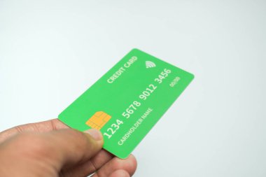 İş ve finans kavramı için beyaz arka planda el ele tutuşan kredi kartı