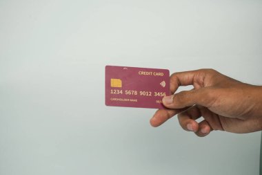 İş ve finans kavramı için beyaz arka planda el ele tutuşan kredi kartı