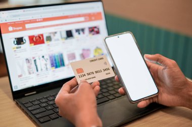 İş ve finans konsepti için e-ticaret geçmişine sahip kredi kartı tutmak