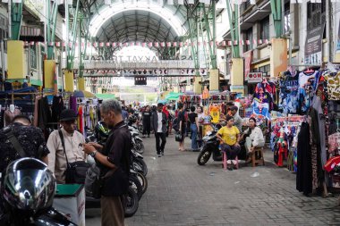 Pasar Tengah 'ın atmosferi, Pontianak' ta yerel bir pazar.