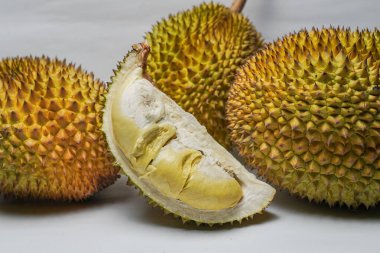 Güneydoğu Asya 'da Durian meyvesi, Endonezya, meyvelerin kralı, durian eti beyaz bir arka planda ve bambu bir paspasın üzerinde düzenlenir ve görülür..