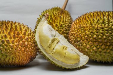 Güneydoğu Asya 'da Durian meyvesi, Endonezya, meyvelerin kralı, durian eti beyaz bir arka planda ve bambu bir paspasın üzerinde düzenlenir ve görülür..