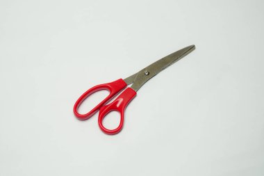 Beyaz arkaplanda kırmızı makas keskinliği
