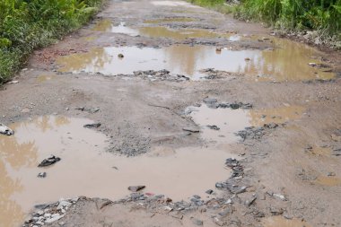 Yağmurdan sonra sel basmış çukurlu yollar. Kasabaya ulaşım engelli. Kubu Raya, Batı Kalimantan - 14 Aralık 2024