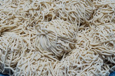 Pişmemiş ev yapımı erişte, çiğ, tavuk eriştesi menüsü için malzemeler.