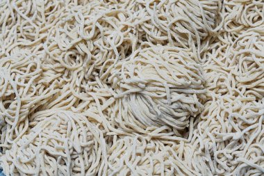 Pişmemiş ev yapımı erişte, çiğ, tavuk eriştesi menüsü için malzemeler.