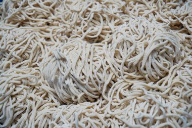 Pişmemiş ev yapımı erişte, çiğ, tavuk eriştesi menüsü için malzemeler.