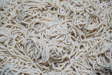 Pişmemiş ev yapımı erişte, çiğ, tavuk eriştesi menüsü için malzemeler.