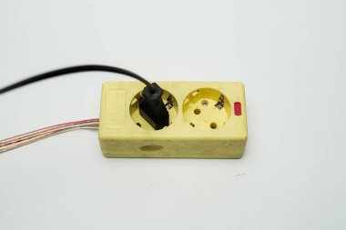 Bağlanmaya hazır. Gücü bağla, güç prizine siyah fişi tak. Beyaz arka plandaki güç prizinde iki tıkaç deliği var.