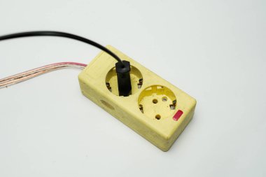 Bağlanmaya hazır. Gücü bağla, güç prizine siyah fişi tak. Beyaz arka plandaki güç prizinde iki tıkaç deliği var.