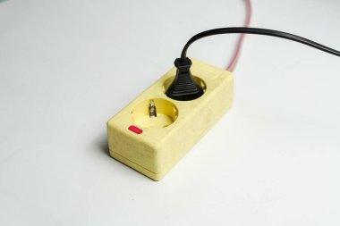 Bağlanmaya hazır. Gücü bağla, güç prizine siyah fişi tak. Beyaz arka plandaki güç prizinde iki tıkaç deliği var.