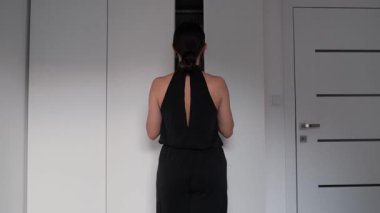 Ortadaki plan: Odadaki kız gardıropta duruyor. Yolculuk için bavulunu hazırlıyor.