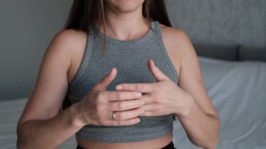 Ellerinde egzama olan genç bir kadının orta boy fotoğrafı. Kaşınıyor ve kuru, pul pul, tahriş olmuş cildini gösteriyor. Tıbbi ya da dermatolojik temalar için ideal.