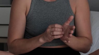 Dar gövde, egzama kaşıntısı nedeniyle hareket eden parmaklar üzerinde yoğunlaşır, sığ derinlik, dokulu deriyi gösterir, huzursuz hareket egzamayı iletir, çerçeve ışıkları ise kronik egzama çalışmasına