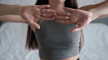 Kadın her iki elinde de egzama, sonra cildinde tahriş olan egzama belirtileri, kaşıntı, kronik deri iltihabı belirtileri, sağlık farkındalığı medikal konsepti, orta sıkım. 