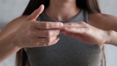 Yetişkin bir kadın kaşıntı hissediyor, ellerinde egzama, avuçlarında ve parmaklarında egzama kabarcıkları var. Görüntüler, alevlenme ve kaşıntı sırasında kronik egzamanın rahatsızlığını gösteriyor..