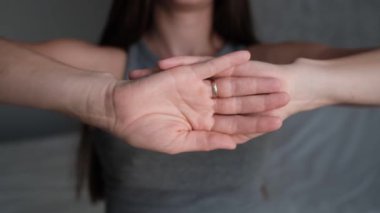 Egzamadan etkilenen el dönüşleri, egzama ile deri palmiyelerini soyan kızarıklıklar, arka plan kontrastı ekler, aşı belgeleri kronik egzama durumu