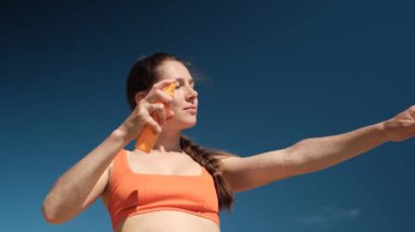 Güçlü güneş kremi paltoları uzamış kol, güneş kremi güneş ışığını yakalıyor, güneş kremi açık deniz kenarında sağlıklı bir yaz sporu yaşam tarzı için hayati önem taşıyor..