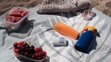 Güneş kremi hala taze yaz atmosferini çağrıştırıyor, güneş kremi parlak güneşin altında akıllı uv bakımı sinyalleri veriyor.