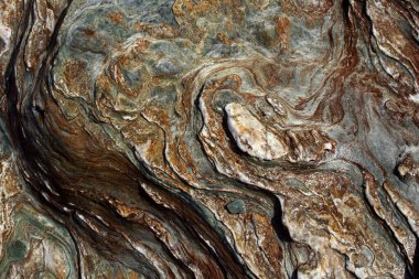 Denizde doğal dalga izleri olan bir kaya parçası. Dokusunu mavi, kahverengi ve beyaz tonlarıyla da ölçebilirsiniz.