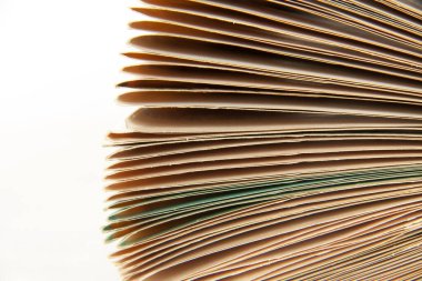 Sayfaları birleştirilmiş ve çürükleri olan açık eski bir kitabın parçası. Her sayfa içe doğru katlandı