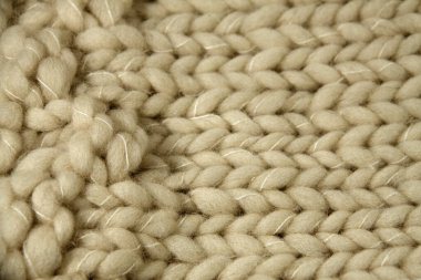 Çok kalın bej renkli yün bir parça ve beyaz iplik.