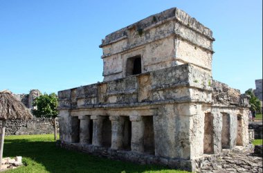 Tulum, Meksika 'da mavi gökyüzü olan klasik Maya taş yapımı.
