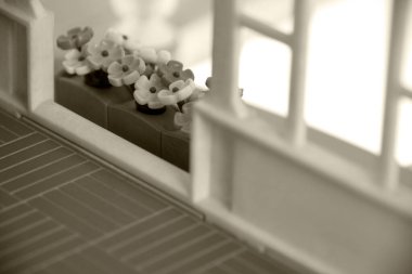 Dollhouse köşesinde bir sürü çiçekli bir saksı var. Vintage filtreyle fotoğraflandı