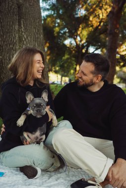 Aile bir köpekle kucaklaşır, parkta yürür, sahibi olan Fransız bulldog köpeğinin dışında gezer, evcil hayvanı olan genç bir çift evde vakit geçirir, mutlu insanlar köpekle güler.