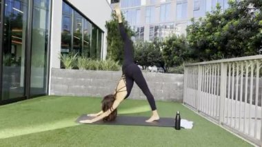Pilates yoga yapan bir kadın, esneme egzersizleri yapan genç bir kadın, ev sağlığı, spor paspası üzerinde vücut esneme hareketleri yapan güzel bir kadın.