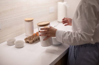 Mutfakta kadın yemekleri, kadın elleri, yemek blogu, adım adım yemek pişirme tarifi, kahvaltı, yemek tarifi, yemek tarifi, tabak ve kahvaltıyı hazırlamak için çırpma.