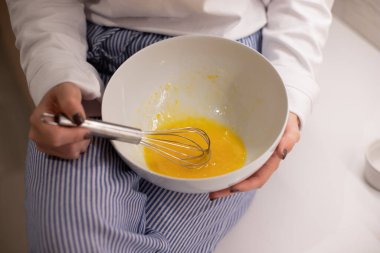 Mutfakta kadın yemekleri, kadın elleri, yemek blogu, adım adım yemek pişirme tarifi, kahvaltı, yemek tarifi, yemek tarifi, tabak ve kahvaltıyı hazırlamak için çırpma.